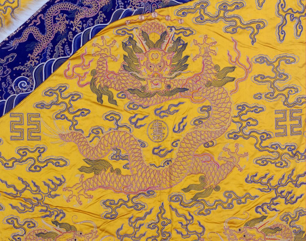 图片[4]-Yellow satin embroidered cloud dragon fox fur dragon robe-China Archive